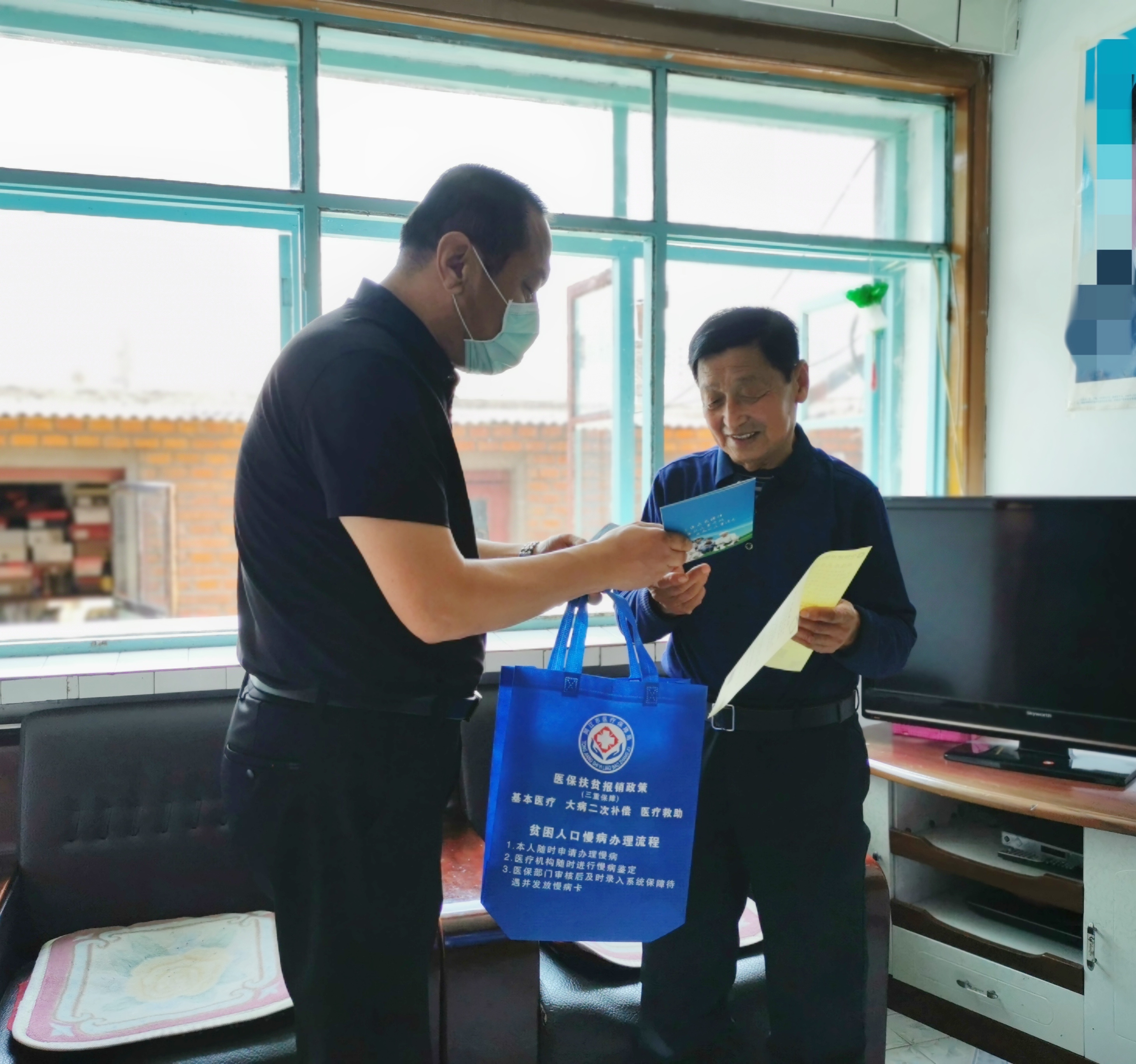 同江市醫(yī)保人員為貧困戶現(xiàn)場講解扶貧政策 同江市醫(yī)保人員為貧困戶現(xiàn)場講解扶貧政策